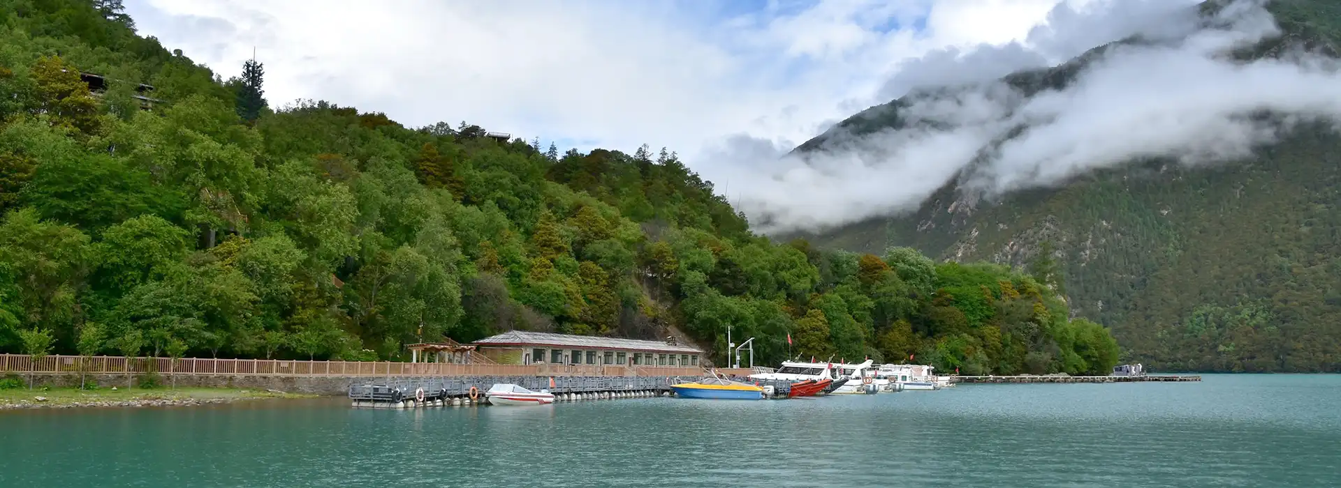 Draksum-tso Lake – alpine lake located in eastern Tibet